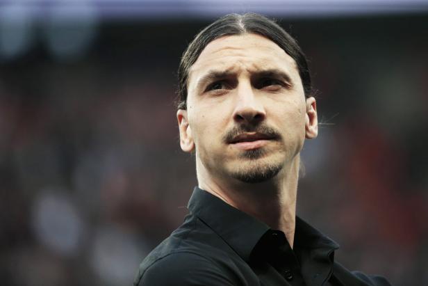 Porträt von Zlatan Ibrahimović in einem schwarzen Hemd.