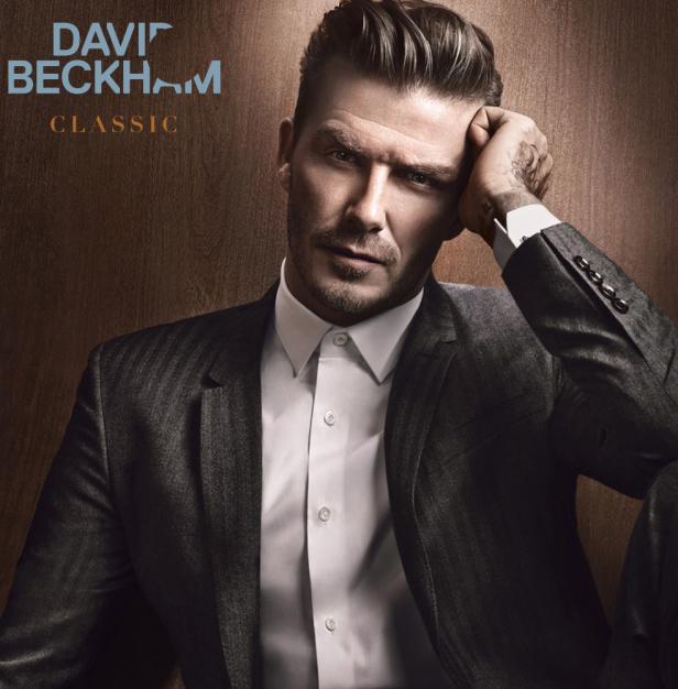 David Beckham posiert in einem grauen Anzug und weißem Hemd.