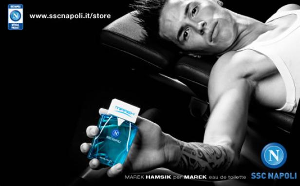 Ein Mann mit Tätowierung präsentiert das „Marek Hamsik per Marek“ Eau de Toilette von SSC Napoli.