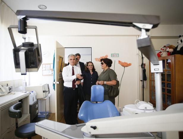 Eine Gruppe von Personen steht in einer Zahnarztpraxis.