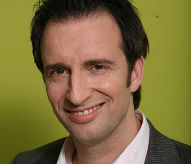 Jochen Urban, Geschäftsführer Vibrant Media Deutschland (c: vibrant) Ein lächelnder Mann mit dunklen Haaren vor einem grünen Hintergrund.