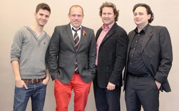 Mario Debout (Home), Gery Keszler, Florian Matthies, Filip Zganjer (beide Home) (c: home) Vier Männer posieren für ein Gruppenfoto, einige tragen rote Schleifen.