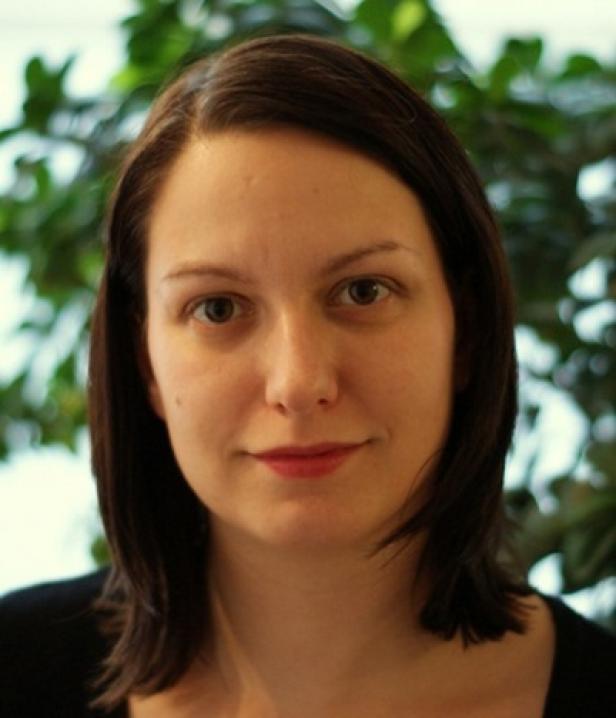 Claudia Panozzo, Windows Phone Marketing Managerin Micorosft Österreich (c: microsoft) Porträt einer Frau mit dunklen, schulterlangen Haaren vor einer grünen Pflanze.
