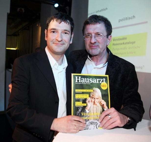 Zwei Männer posieren mit der Zeitschrift „Hausarzt“.