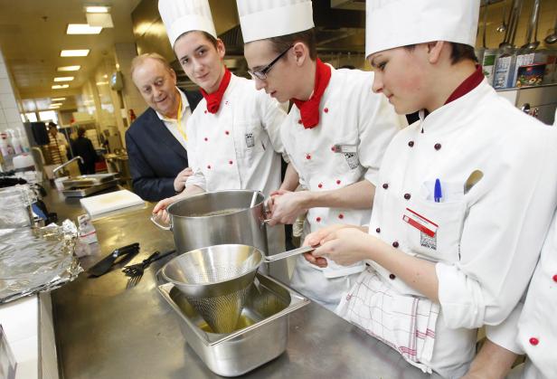 150 Jugendliche kochen für sozialen Zweck groß auf