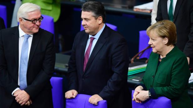 Frank-Walter Steinmeier, Sigmar Gabriel und Angela Merkel sitzen zusammen.