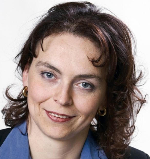 Bettina Schifko, Geschäftsführerin Marketing, Finanzen, Recht und Administration Woche Steiermark (c: regionalmedien austria) Porträt einer lächelnden Frau mit braunen Haaren und blauen Augen.
