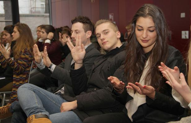 Zuschauer applaudieren bei einer Veranstaltung.
