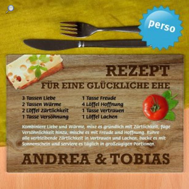 Ein Holzbrett mit einem Rezept „Für eine glückliche Ehe“ für Andrea & Tobias.