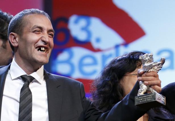 Ein Mann freut sich über den Gewinn des Goldenen Bären bei der Berlinale 2013.