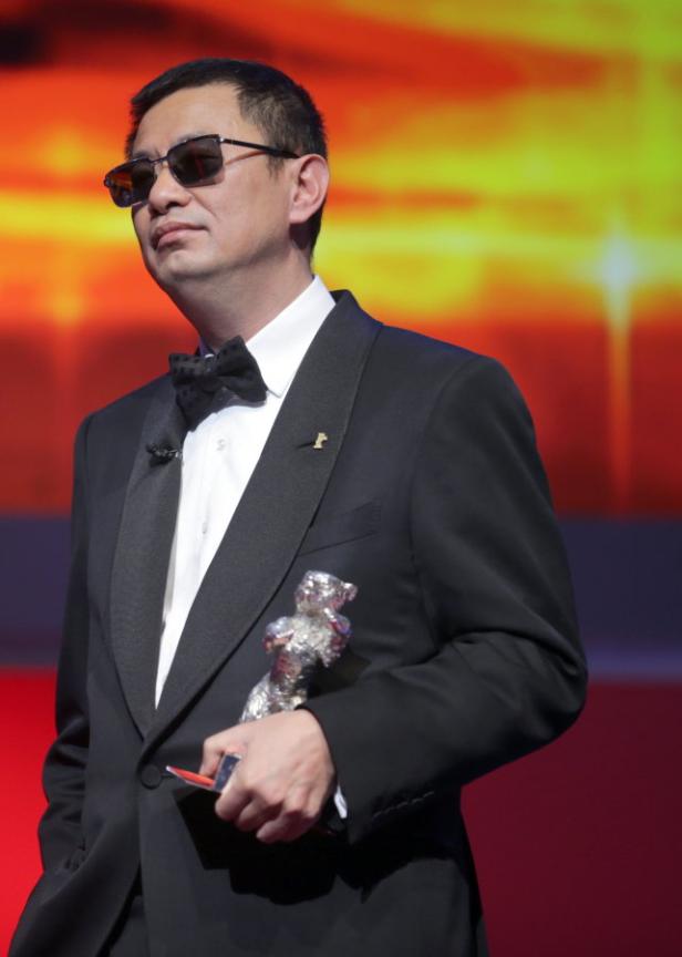 Wong Kar-wai mit Sonnenbrille und dem Silbernen Bären auf der Berlinale.