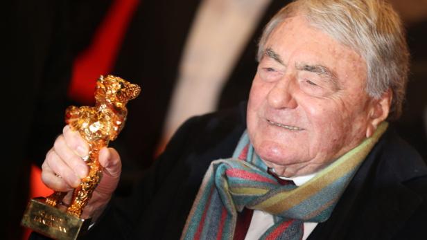 Claudio Lanza hält eine goldene Bären-Statuette.