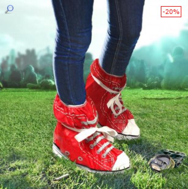 Nahaufnahme von roten Turnschuhen auf einer Wiese.