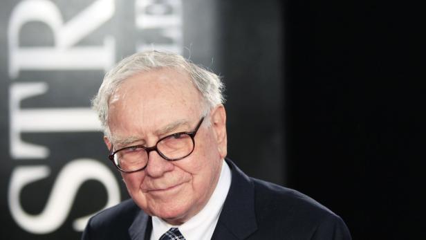 Ein Porträt von Warren Buffett mit Brille und Anzug.