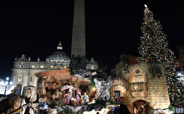 Lichter des Weihnachtsbaums am Petersplatz angezündet