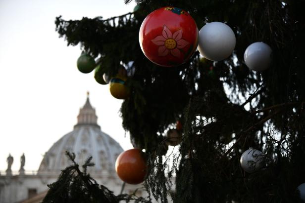 Lichter des Weihnachtsbaums am Petersplatz angezündet