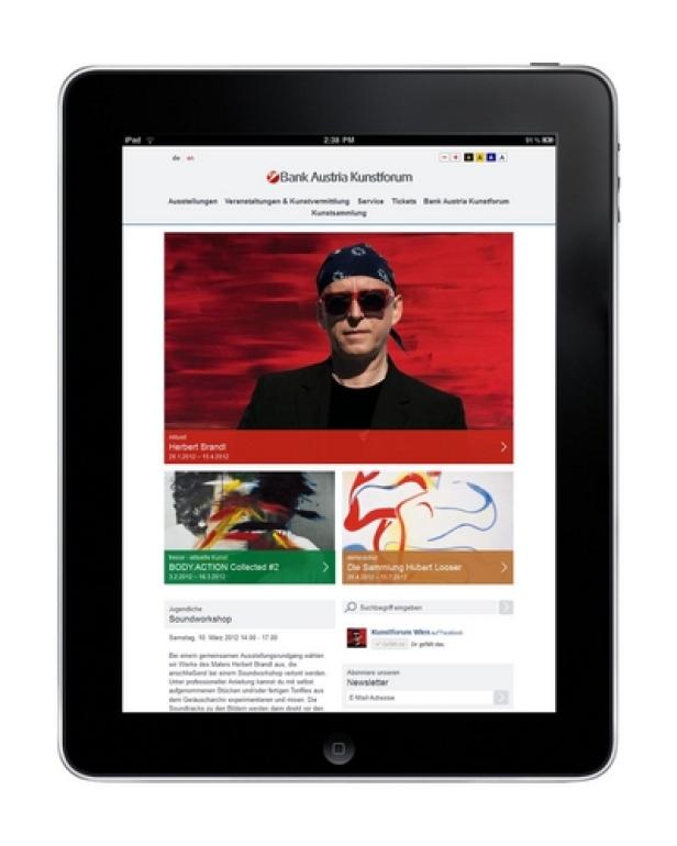 Ein iPad zeigt die Webseite des Bank Austria Kunstforum mit einem Porträt von Herbert Brandl.