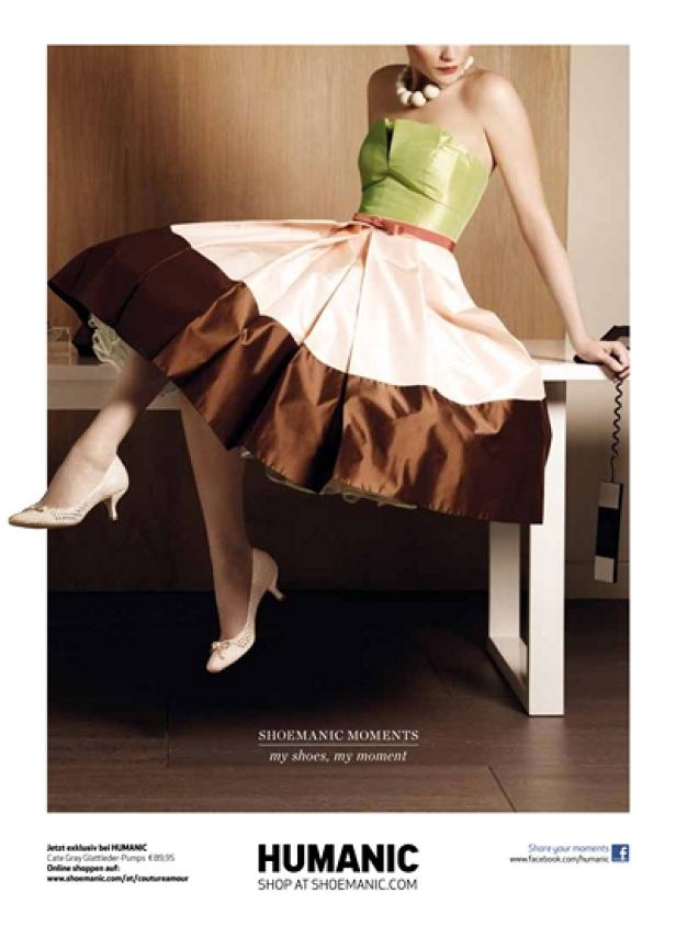 Humanic - Kampagne - Country Amour Eine Frau mit einem farbenfrohen Kleid und eleganten Schuhen sitzt auf einem Tisch.