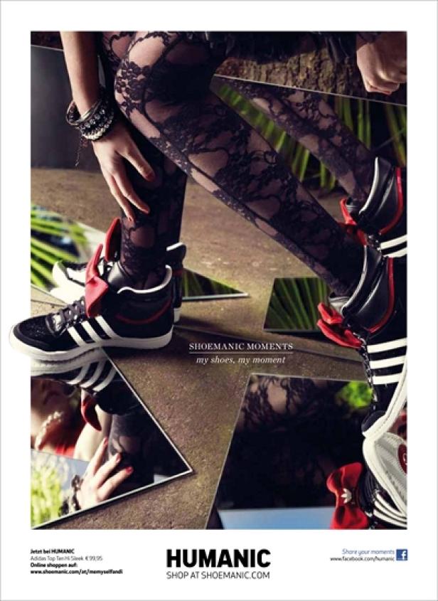 Humanic - Kampagne - Me, Myself & I Eine Frau mit schwarzen, roten und weißen Adidas-Sneakers und schwarzer Spitze posiert vor Spiegeln.