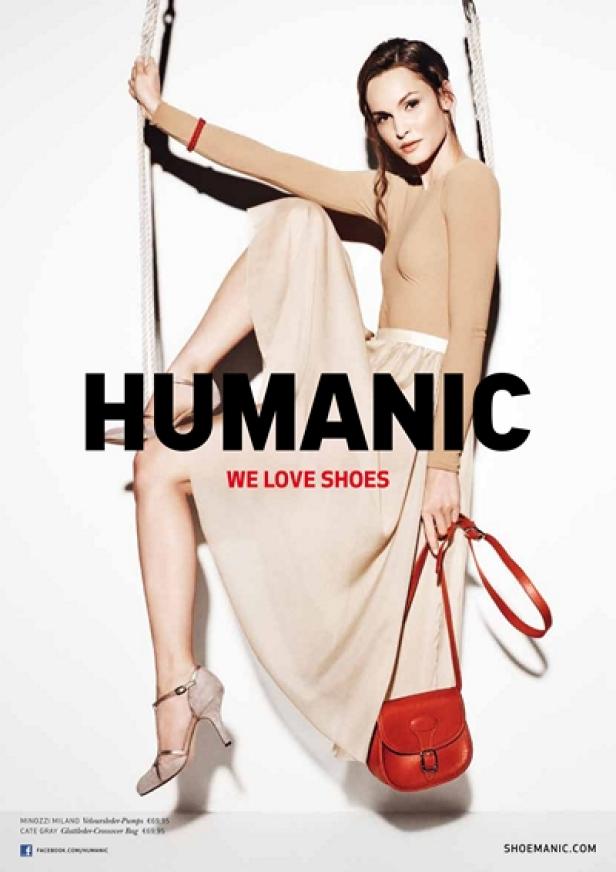 Humanic - We Love Shoes - Inserat - Trojan Gorillas Eine Frau sitzt auf einer Schaukel und präsentiert Schuhe und eine rote Handtasche der Marke Humanic.