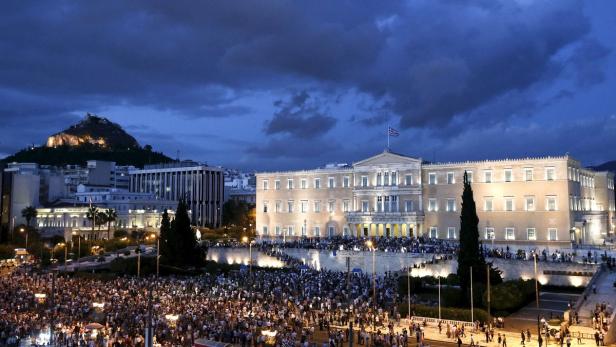Eine Menschenmenge versammelt sich vor dem griechischen Parlament in Athen.
