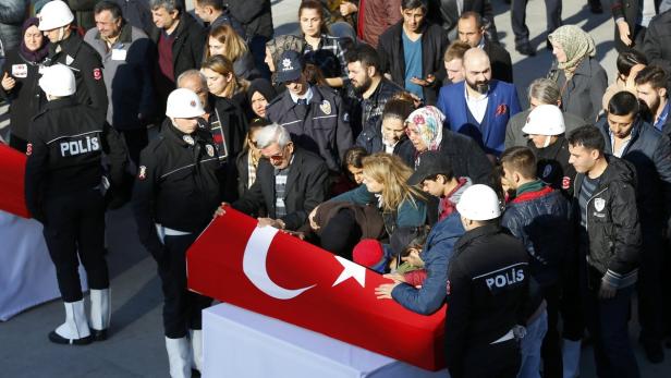 Innenminister droht Istanbul-Attentätern mit Rache