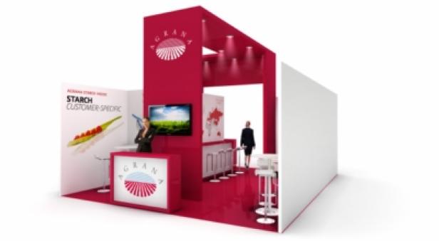 Ein Messestand der Firma Agrana mit roter Dekoration und mehreren Personen.