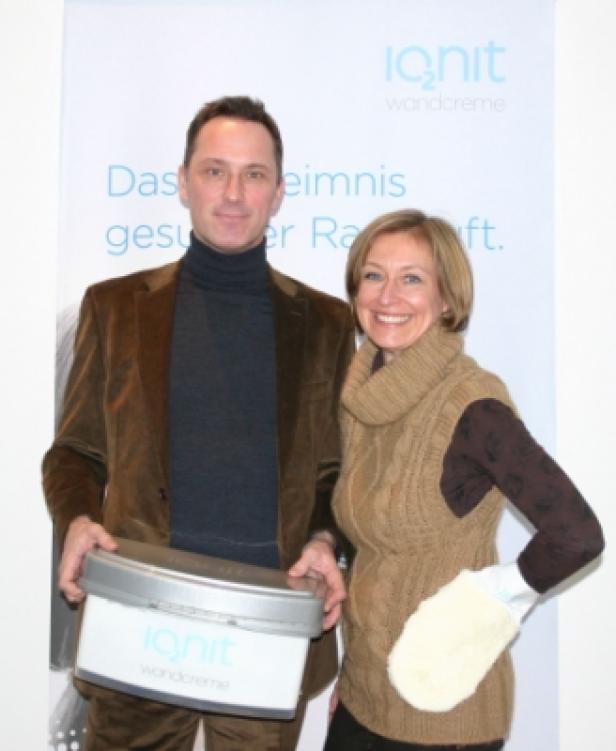 Peter Skala (Querdenke), Eva Mandl (Himmelhoch) (c: himmelhoch) Ein Mann und eine Frau präsentieren „Ignit Wandcreme“.
