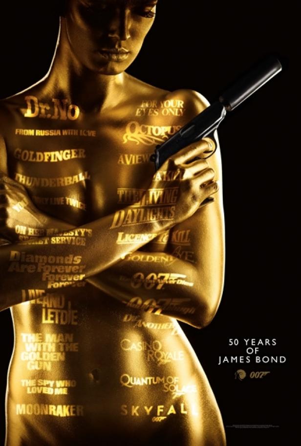 Eine goldene Frau hält eine Pistole, ihr Körper ist mit James-Bond-Filmtiteln beschriftet.