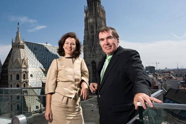 Eine Frau und ein Mann posieren vor dem Stephansdom in Wien.