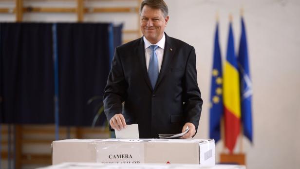 Klaus Iohannis gibt seine Stimme bei einer Wahl ab.