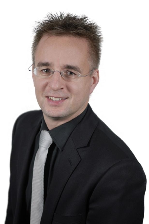 Mirko Popofsits, Head of MEC Interaction (c: mec austria) Ein Mann mit Brille und Anzug lächelt in die Kamera.