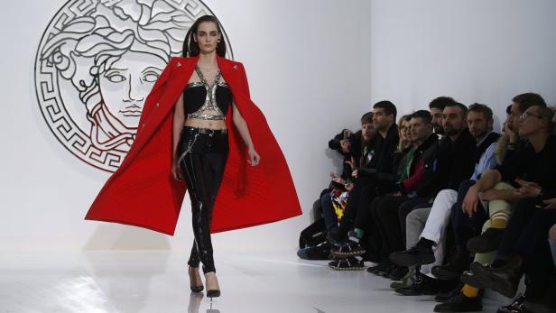 Ein Model präsentiert ein Outfit von Versace auf dem Laufsteg.
