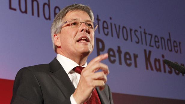 Peter Kaiser hält eine Rede vor einem Publikum.
