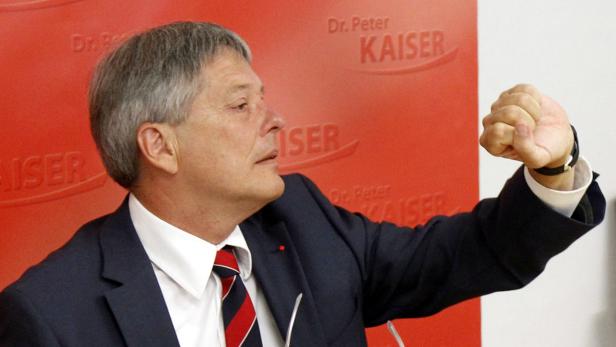 Peter Kaiser bei einer Rede mit erhobener Faust.