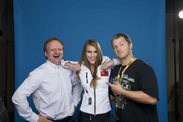 Marc Niebling (Burger King CH-AT), Kerstin Cook, Manfred Baumann (c: burger king ch) Drei Personen posieren vor einem blauen Hintergrund für ein Foto.