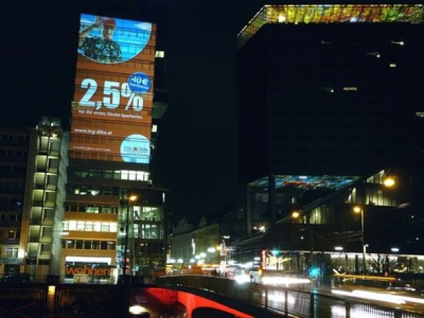 ING-DiBa - Out-of-Home - Großfläche - Media.Tower Wien - Movelight ING-DiBa-City-Light für Lauschangriff