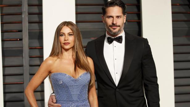 Sofia Vergara und Joe Manganiello posieren auf dem roten Teppich.