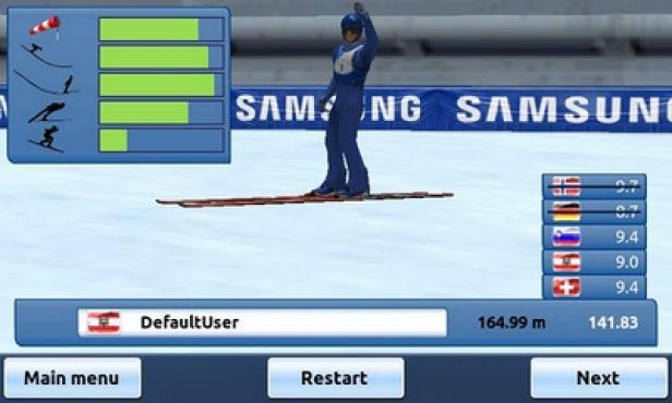 Greentube - Samsung - Ski Jump Giants - Game - Android-Edition Ein Skispringer in blauer Kleidung steht auf einer Schanze in einem Videospiel.