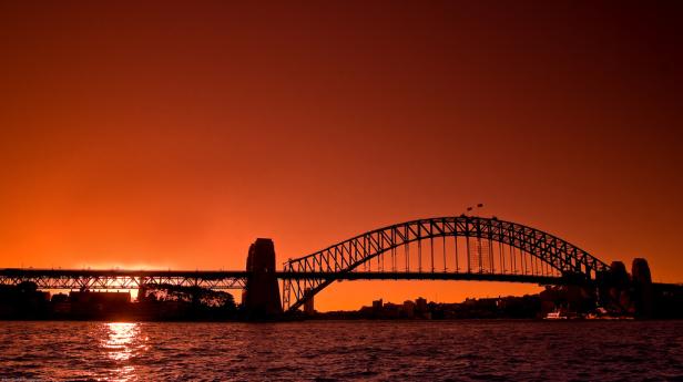 Die Silhouette der Sydney Harbour Bridge bei Sonnenuntergang.