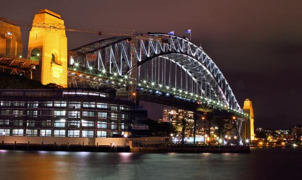 Der beleuchtete Sydney Harbour Bridge bei Nacht.