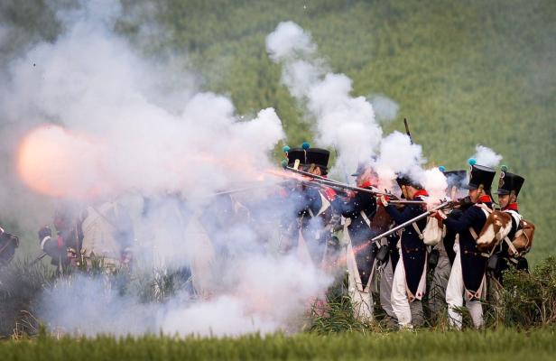 200 Jahre später: Schlacht von Waterloo nachgestellt