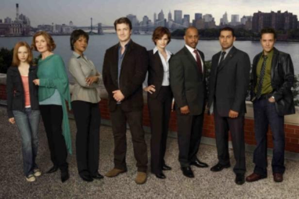Castle Crew - Season One (c: ABC Studios) Die Besetzung der Fernsehserie „Castle“ posiert vor der Skyline von New York City.