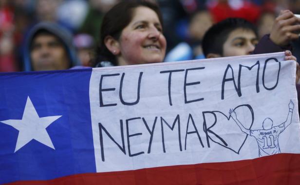 Zuschauer halten eine chilenische Flagge mit der Aufschrift „Eu te amo Neymar“.