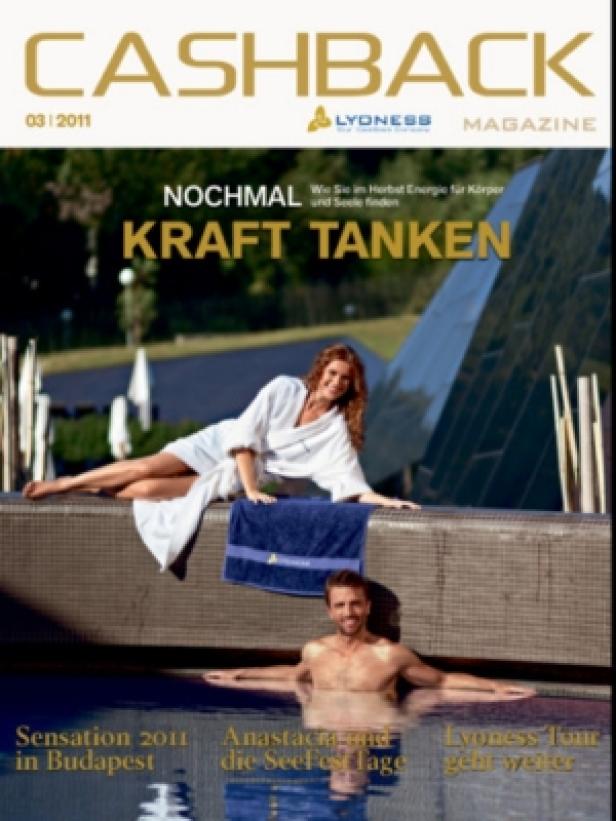 Lyoness Cashback Magazin - iPad-App - lexNEWS - Tunnel23.com Eine Frau im Bademantel und ein Mann entspannen in einem Pool; Titelseite des Cashback Magazins.