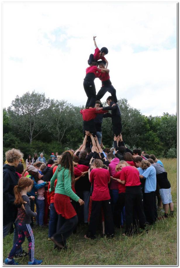 Eine Gruppe von Menschen bildet eine menschliche Pyramide im Freien.
