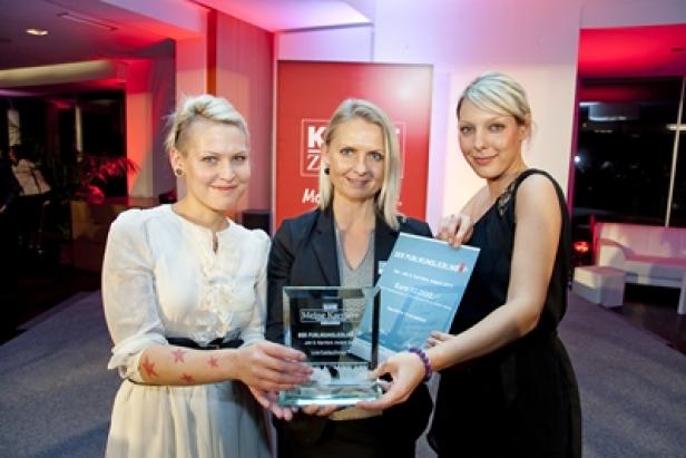 Kleine Zeitung - Job & Karriere Award - Stellenanzeige Drei Frauen präsentieren eine Auszeichnung für „Der Publizistik“.
