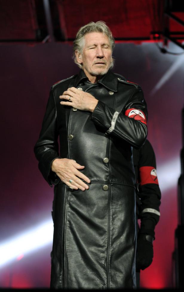 Roger Waters in einem schwarzen Ledermantel während eines Konzerts.