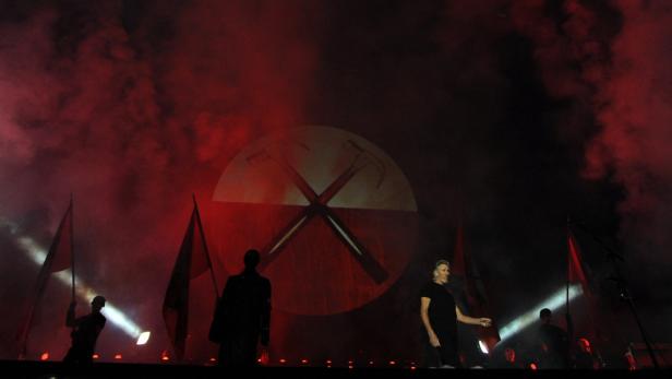 Roger Waters auf der Bühne während einer Aufführung von „The Wall“ mit dem gekreuzten Hämmer-Symbol.