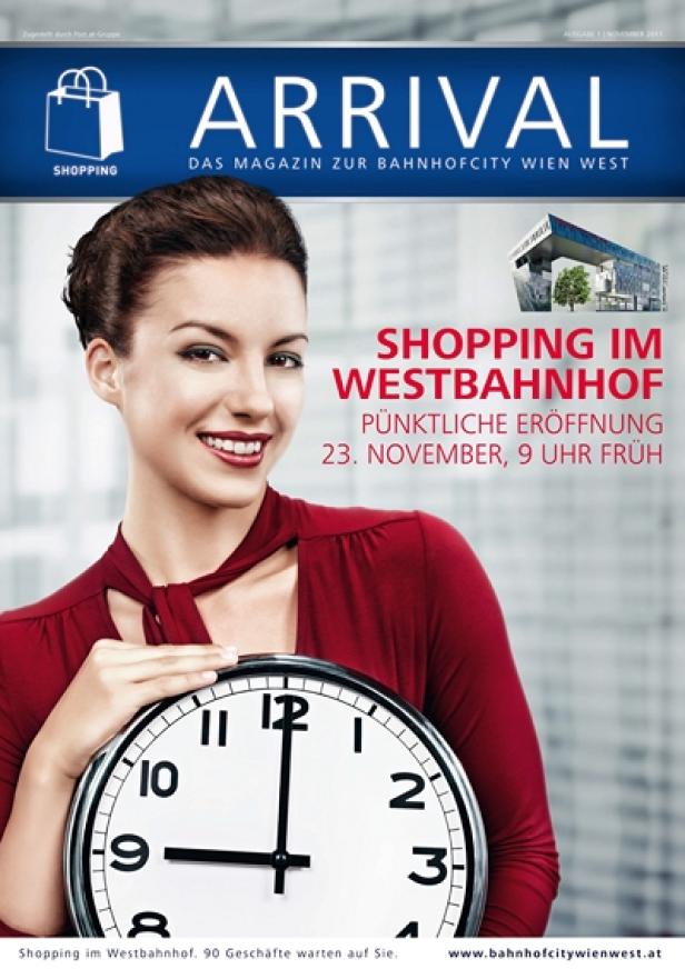 Eine Frau hält eine Uhr, die kurz vor 9 Uhr steht, als Werbung für Shopping im Westbahnhof.